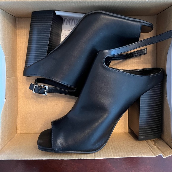 Shoes - Black size 9 block heel